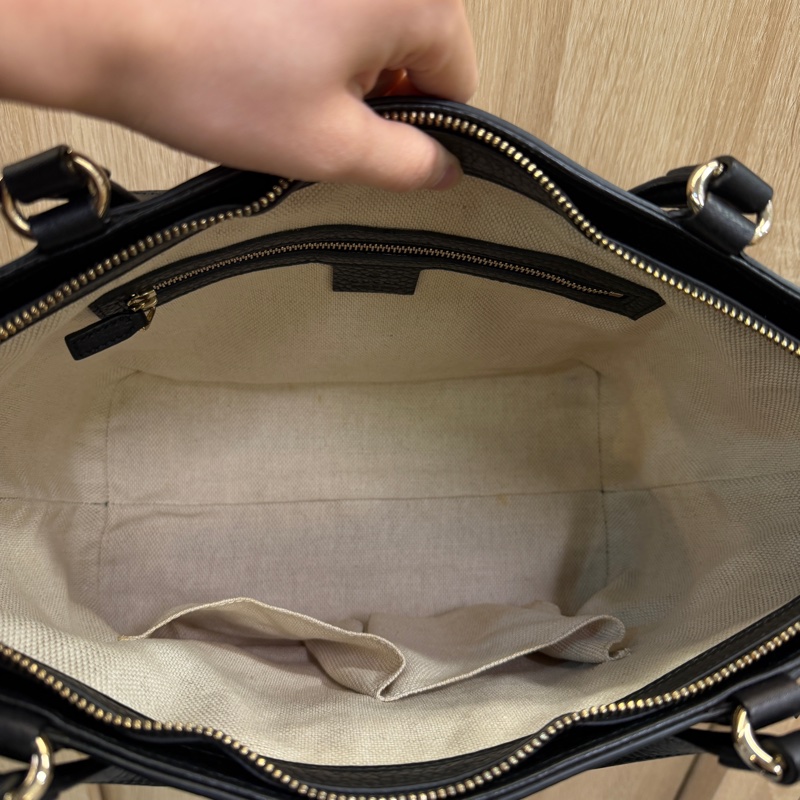 Gucci 黑牛皮淡金釦Soho Tote S號手提斜背托特包-10