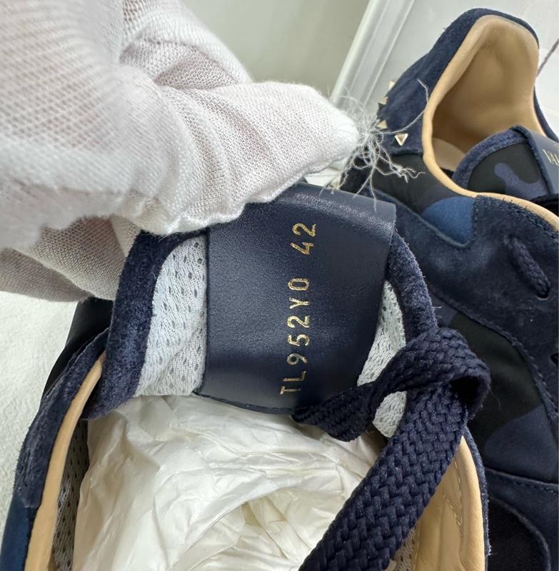 Valentino 藏黑色迷彩鉚釘款 42碼-4