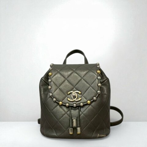 Chanel 鐵灰山羊皮菱格金銀鉚釘束口下蓋小後背包/A57156