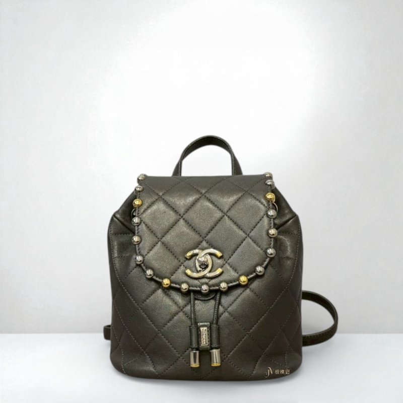 Chanel 鐵灰山羊皮菱格金銀鉚釘束口下蓋小後背包/A57156-0