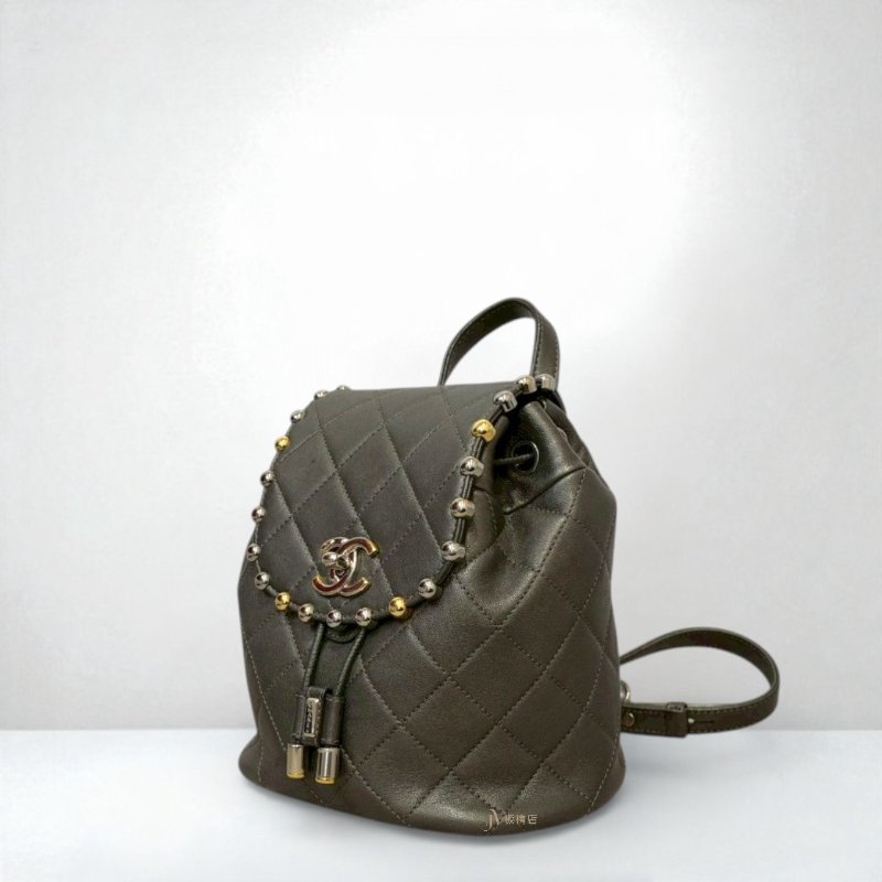 Chanel 鐵灰山羊皮菱格金銀鉚釘束口下蓋小後背包/A57156-1