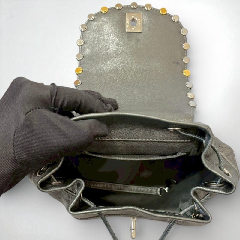 Chanel 鐵灰山羊皮菱格金銀鉚釘束口下蓋小後背包/A57156-5