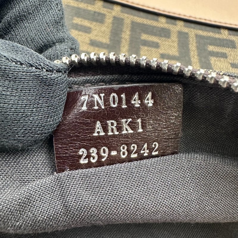 【美收精品】FENDI 老花側背包 C-147【隔月月中將轉賣至日本 上架期限30天】-8