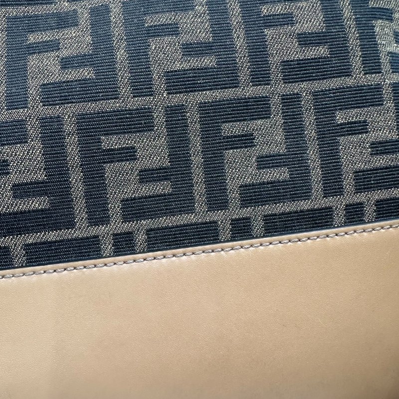 【美收精品】FENDI 老花側背包 C-147【隔月月中將轉賣至日本 上架期限30天】-9