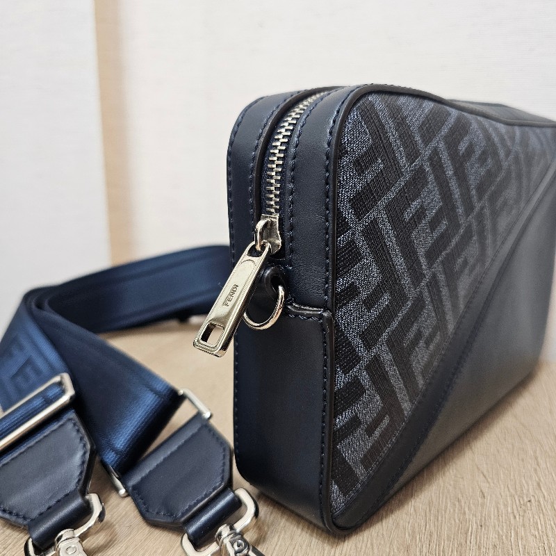 [質感好物過年福利出🧧]Fendi深藍牛皮FF logo拉鏈肩斜背相機包-2