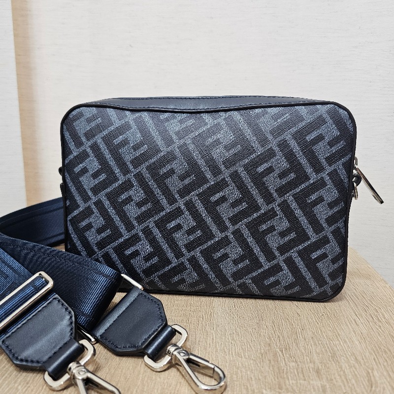 [質感好物過年福利出🧧]Fendi深藍牛皮FF logo拉鏈肩斜背相機包-4