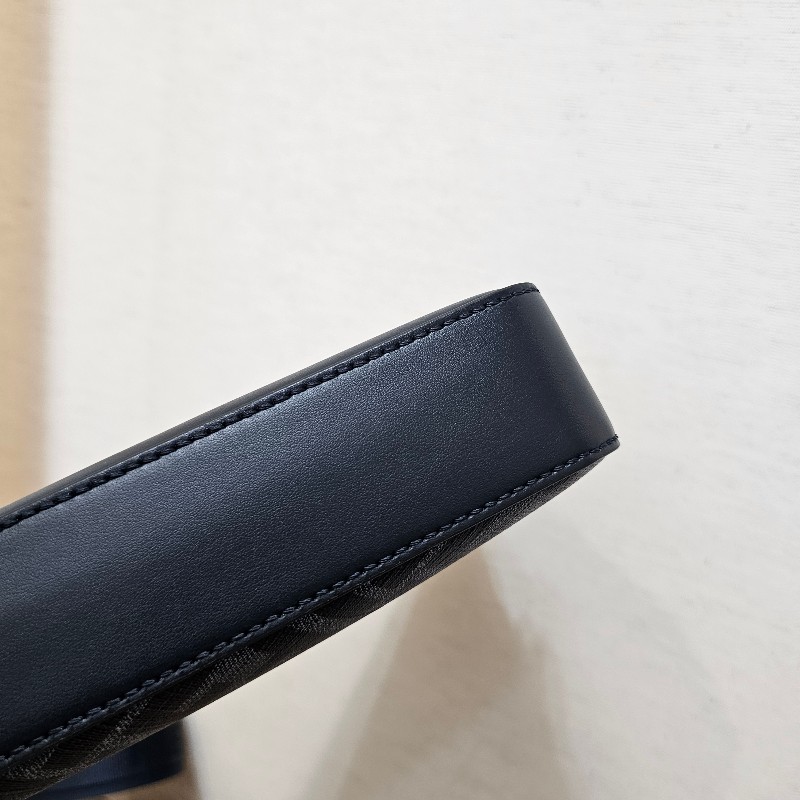 [質感好物過年福利出🧧]Fendi深藍牛皮FF logo拉鏈肩斜背相機包-8