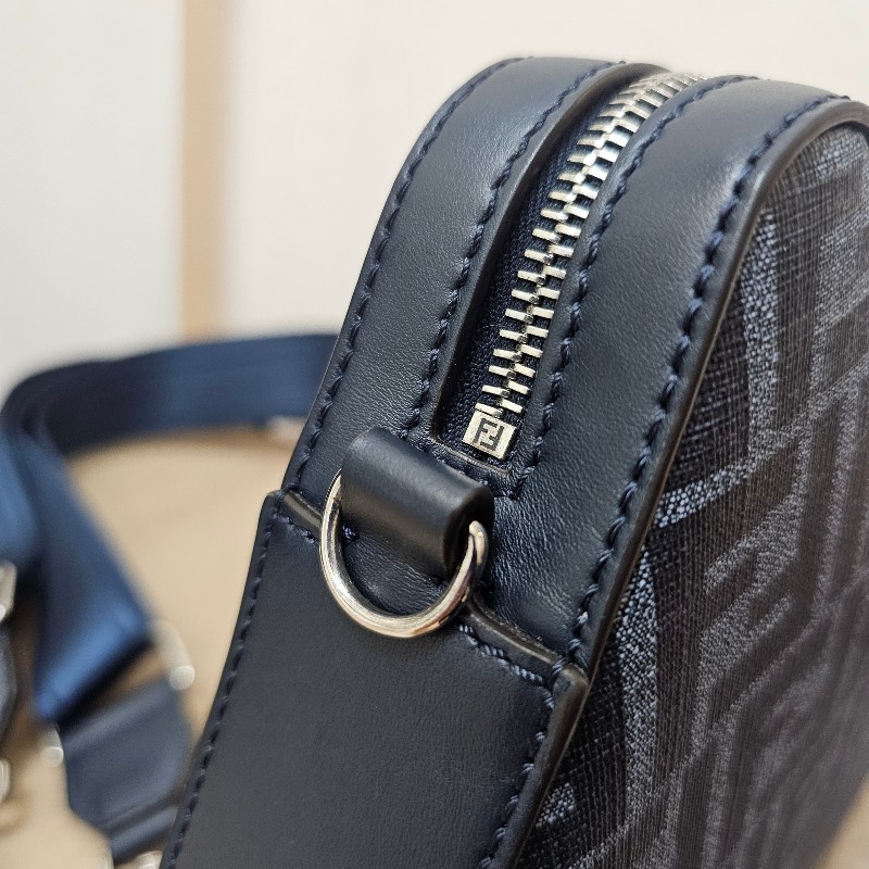[質感好物過年福利出🧧]Fendi深藍牛皮FF logo拉鏈肩斜背相機包-11
