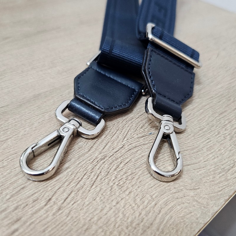 [質感好物過年福利出🧧]Fendi深藍牛皮FF logo拉鏈肩斜背相機包-15