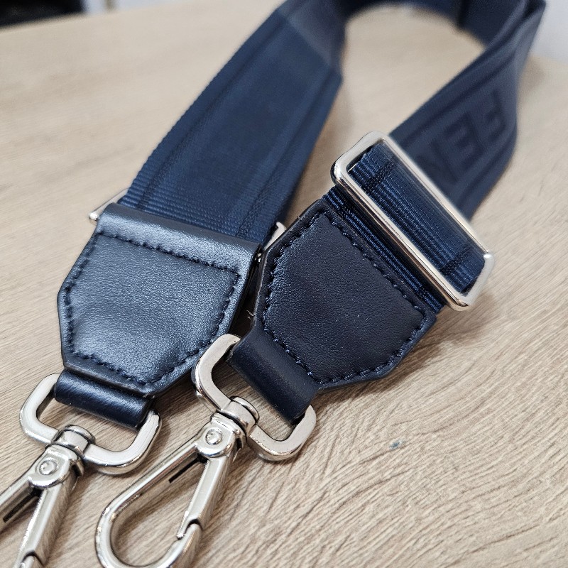 [質感好物過年福利出🧧]Fendi深藍牛皮FF logo拉鏈肩斜背相機包-20