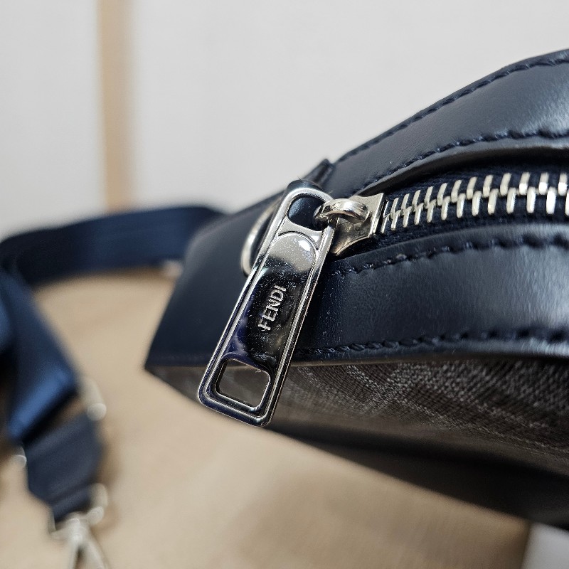 [質感好物過年福利出🧧]Fendi深藍牛皮FF logo拉鏈肩斜背相機包-26
