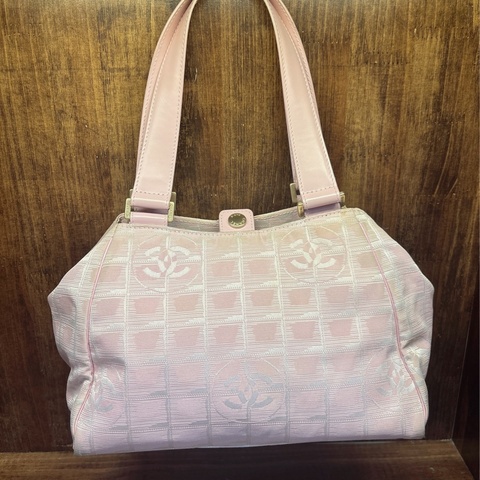 Chanel 粉色手提包