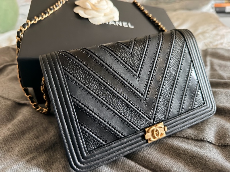 Chanel 限量款黑金 牛皮 BOY woc-2