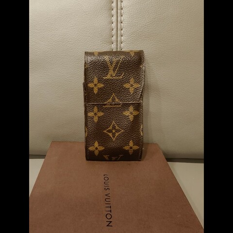 日本帶回中古LV老花煙盒，使用狀況良好，絕版品
絕版產物，沒有黏皮，使用狀況如照片所示