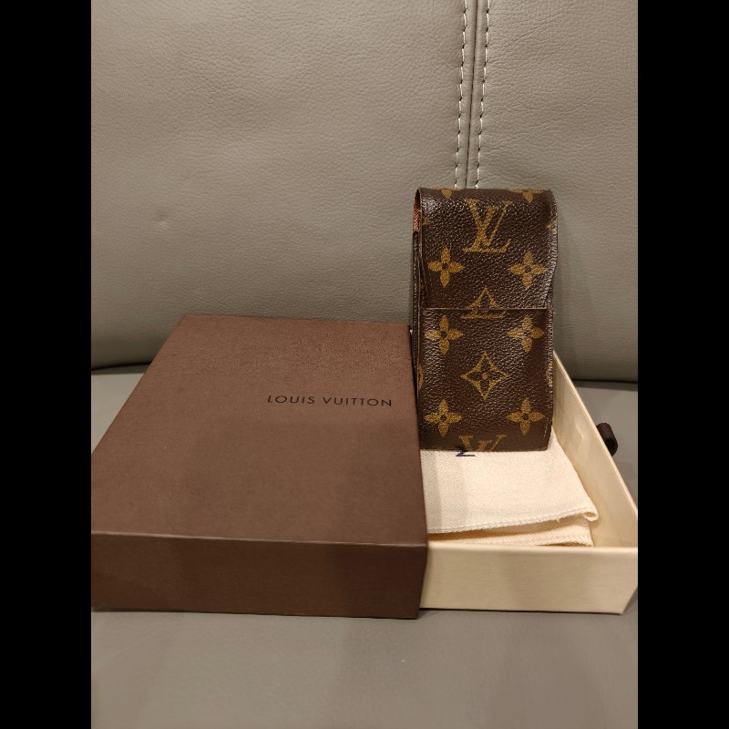 日本帶回中古LV老花煙盒，使用狀況良好，絕版品
絕版產物，沒有黏皮，使用狀況如照片所示-1
