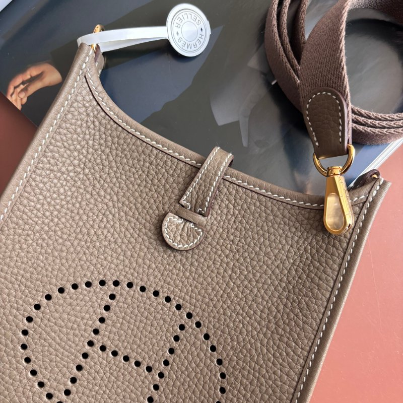 ::HERMES:: K刻 Mini Evelyne 16大象灰小牛皮金釦鏤空洞H LOGO灰背帶肩背斜背包-2
