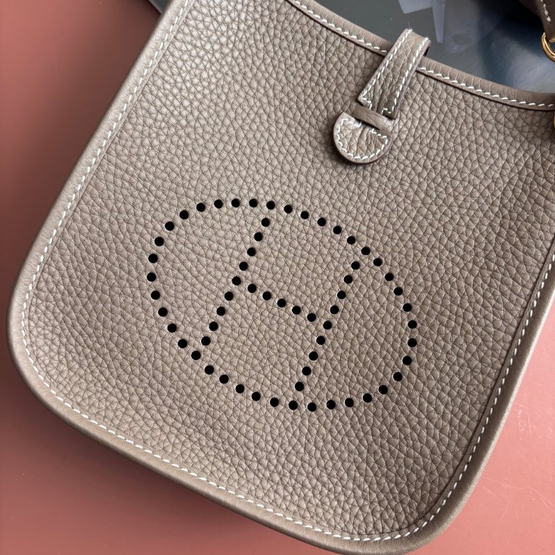 ::HERMES:: K刻 Mini Evelyne 16大象灰小牛皮金釦鏤空洞H LOGO灰背帶肩背斜背包-3