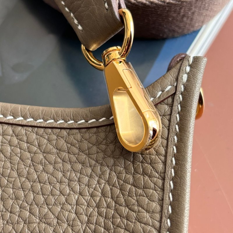 ::HERMES:: K刻 Mini Evelyne 16大象灰小牛皮金釦鏤空洞H LOGO灰背帶肩背斜背包-4