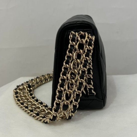 CHANEL黑羊金釦短肩背包-1