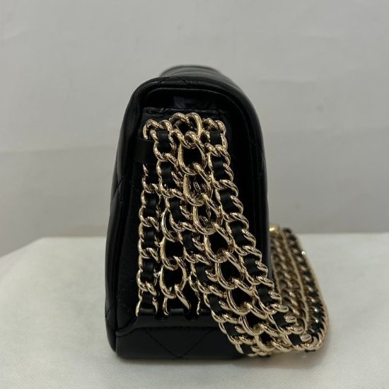 CHANEL黑羊金釦短肩背包-3