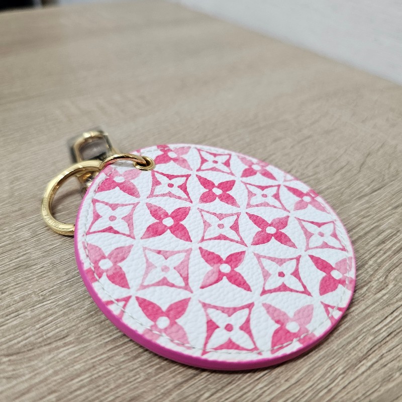 [品況新吊飾好物新年特價🧧] LV粉白老花金釦圓圈吊飾-3