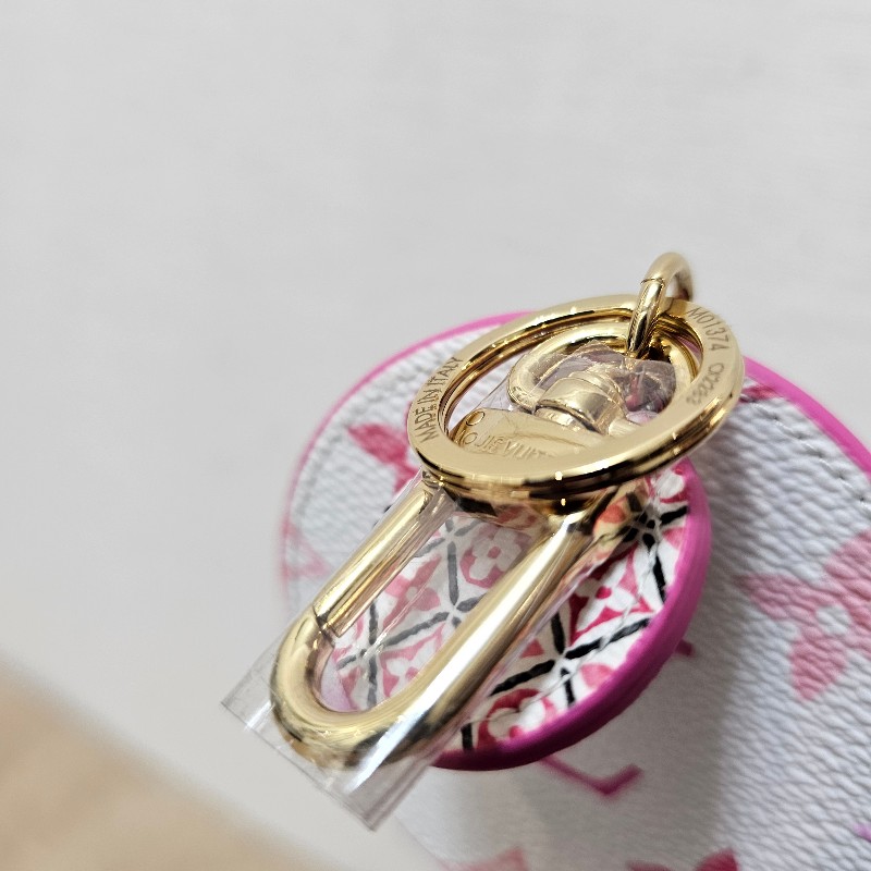 [品況新吊飾好物新年特價🧧] LV粉白老花金釦圓圈吊飾-10