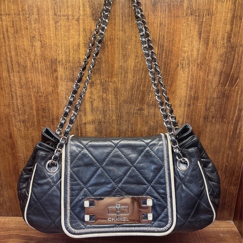 Chanel 黑色菱格紋手提包