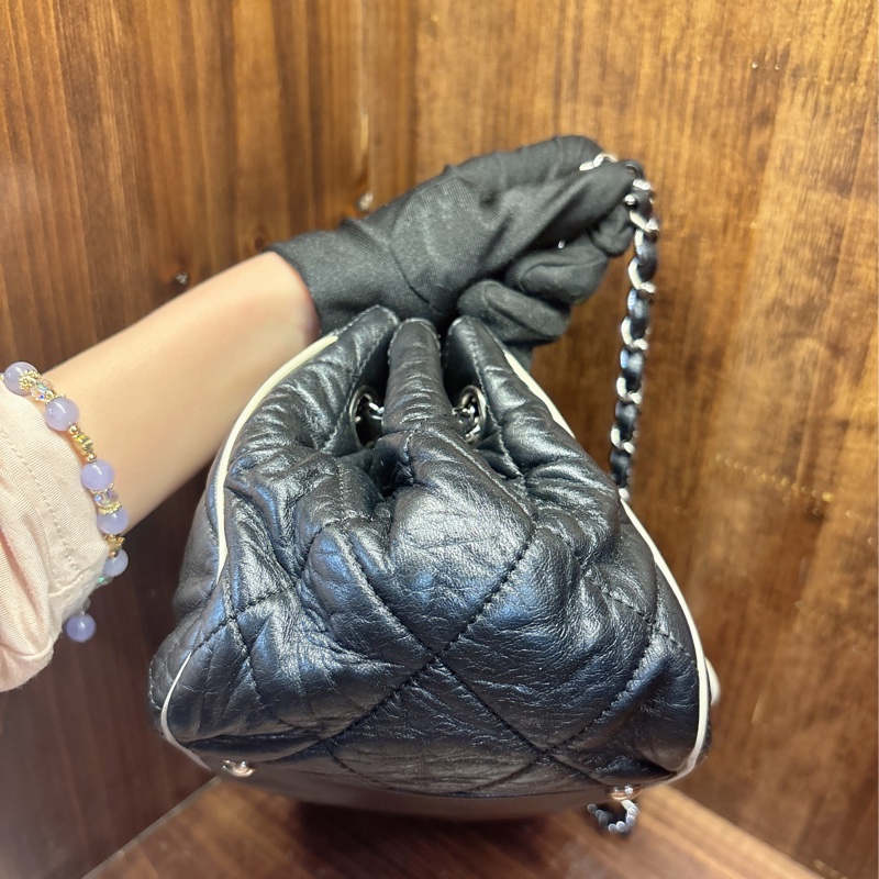 Chanel 黑色菱格紋手提包-5