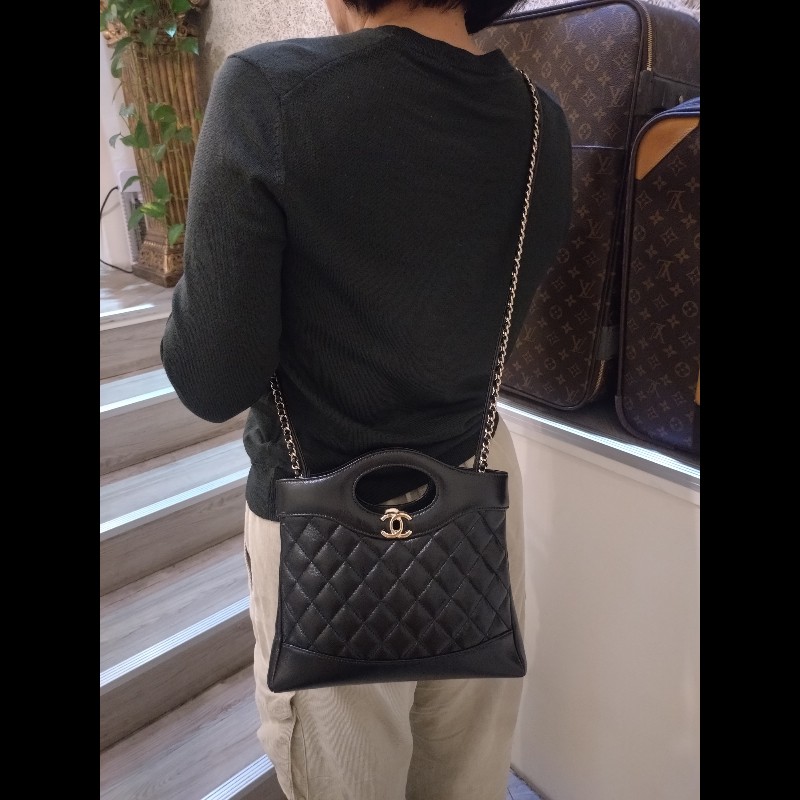 Chanel 金鍊黑油蠟皮革31包 24-4