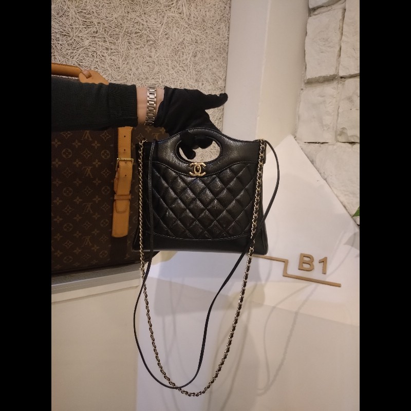 Chanel 金鍊黑油蠟皮革31包 24-5