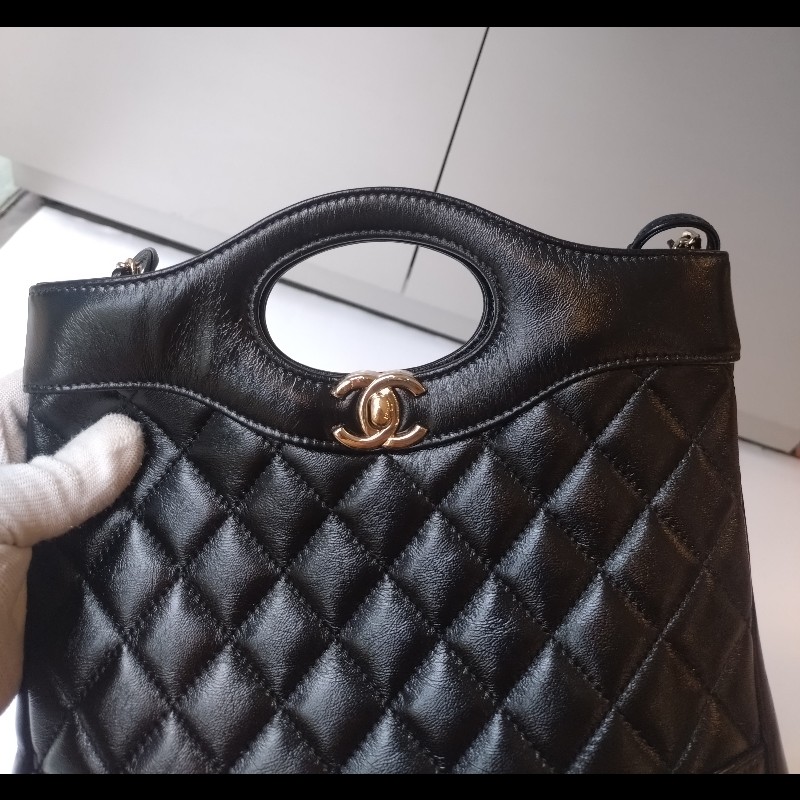 Chanel 金鍊黑油蠟皮革31包 24-7