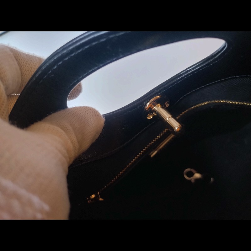 Chanel 金鍊黑油蠟皮革31包 24-24