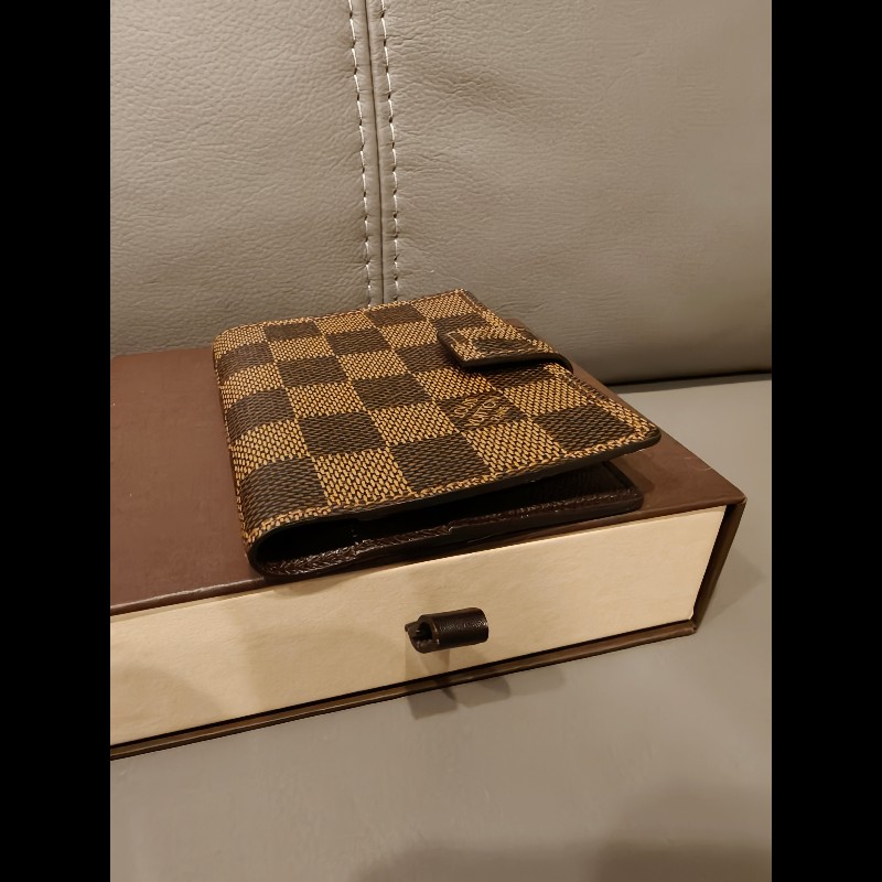 產品描述
路易威登 Damier Agenda 迷你計劃本封套 R20705/TH1011
型號:R20705
序號:TH1011
狀況如照片所示-9