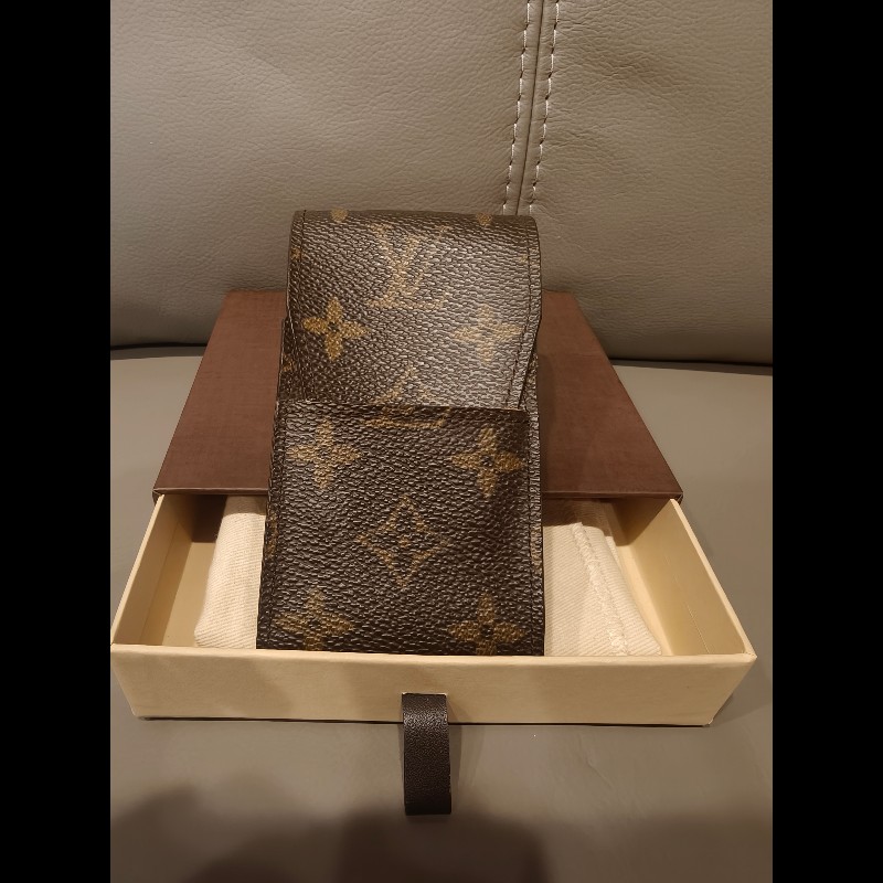 日本帶回中古LV老花煙盒，使用狀況良好，絕版品
絕版產物，沒有黏皮，使用狀況如照片所示-0