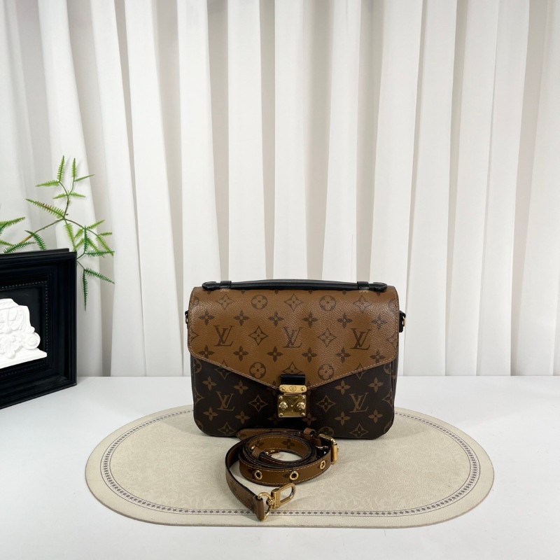 LV路易威登  Pochette Metis拼色郵差包 經典焦糖色老花拼色郵差 皮質手感好 內裡乾淨 手提單肩斜挎都可以 日常通勤百搭 容量實用-0