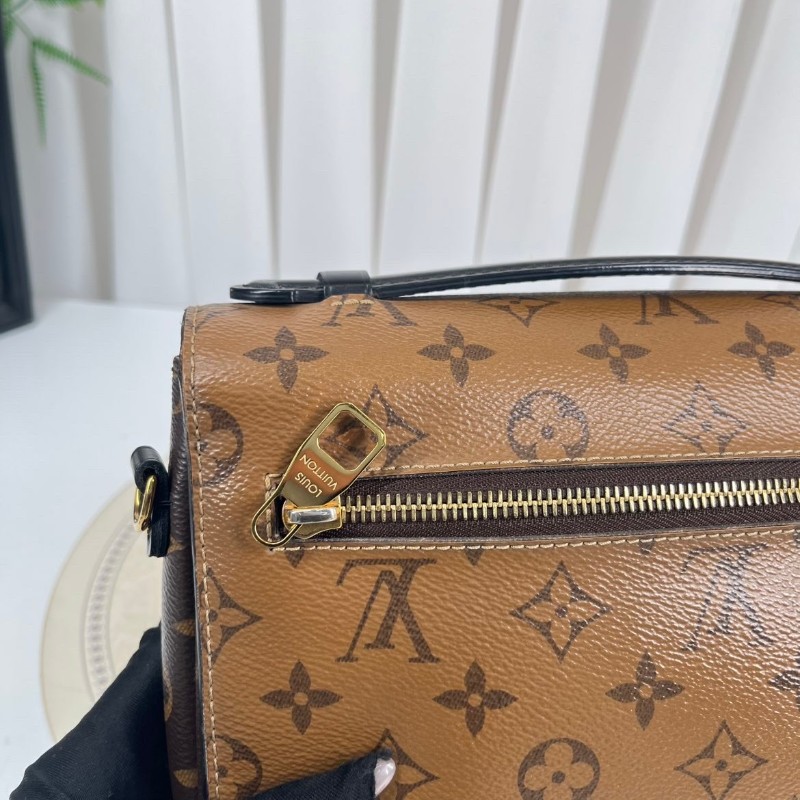 LV路易威登  Pochette Metis拼色郵差包 經典焦糖色老花拼色郵差 皮質手感好 內裡乾淨 手提單肩斜挎都可以 日常通勤百搭 容量實用-24