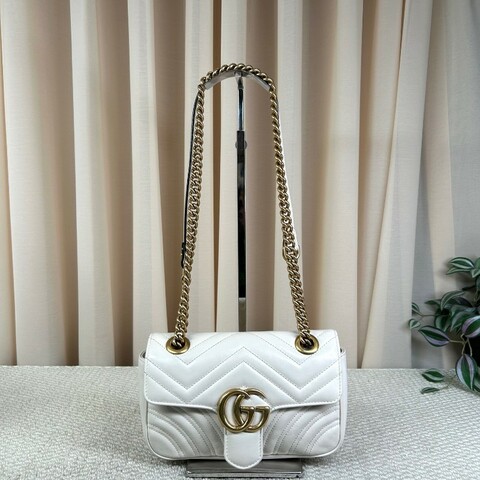 Gucci古馳馬蒙22 Marmont白色鏈條包 經典波浪紋拼圓弧紋設計 金色雙G logo 牛皮材質，鏈條肩帶 單肩斜挎都可以