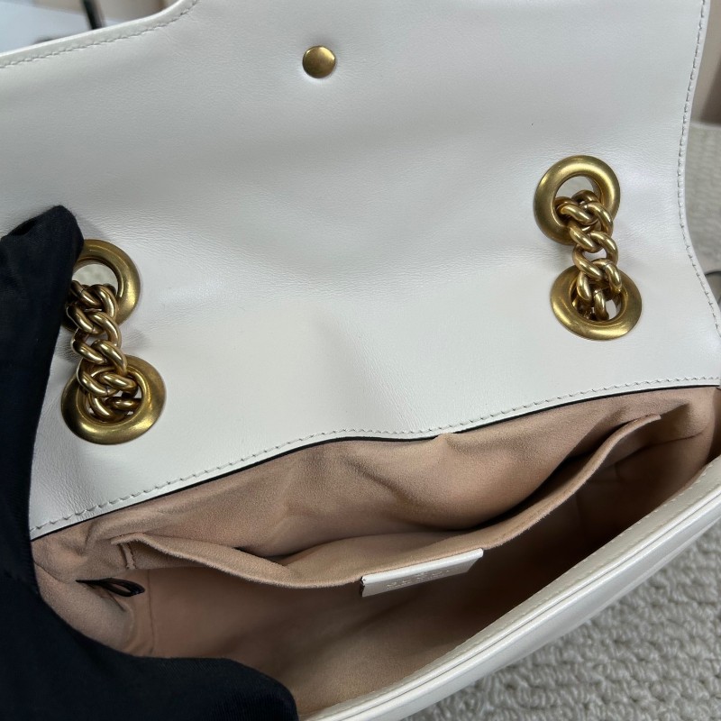 Gucci古馳馬蒙22 Marmont白色鏈條包 經典波浪紋拼圓弧紋設計 金色雙G logo 牛皮材質，鏈條肩帶 單肩斜挎都可以-4
