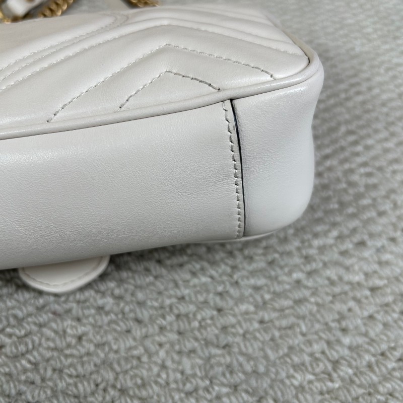 Gucci古馳馬蒙22 Marmont白色鏈條包 經典波浪紋拼圓弧紋設計 金色雙G logo 牛皮材質，鏈條肩帶 單肩斜挎都可以-14