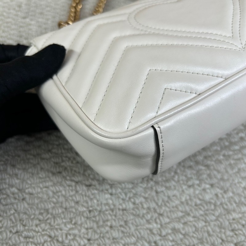 Gucci古馳馬蒙22 Marmont白色鏈條包 經典波浪紋拼圓弧紋設計 金色雙G logo 牛皮材質，鏈條肩帶 單肩斜挎都可以-15