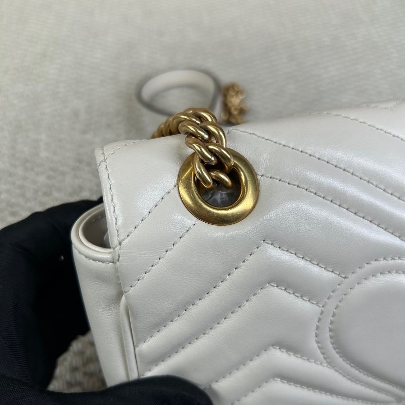 Gucci古馳馬蒙22 Marmont白色鏈條包 經典波浪紋拼圓弧紋設計 金色雙G logo 牛皮材質，鏈條肩帶 單肩斜挎都可以-16