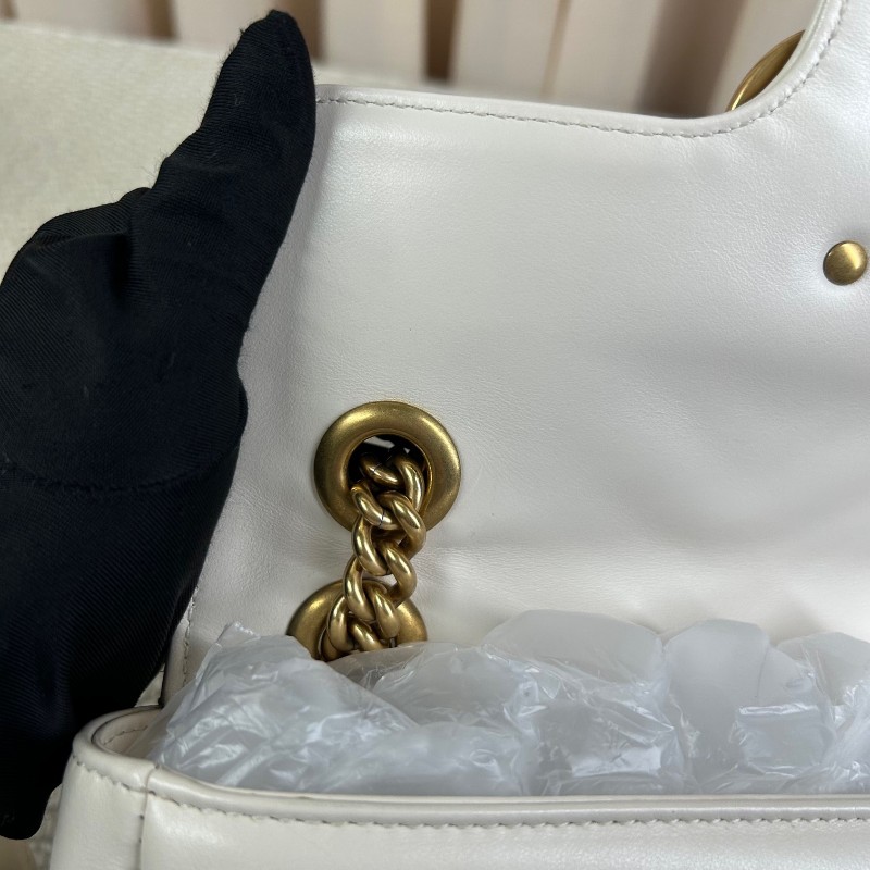 Gucci古馳馬蒙22 Marmont白色鏈條包 經典波浪紋拼圓弧紋設計 金色雙G logo 牛皮材質，鏈條肩帶 單肩斜挎都可以-23