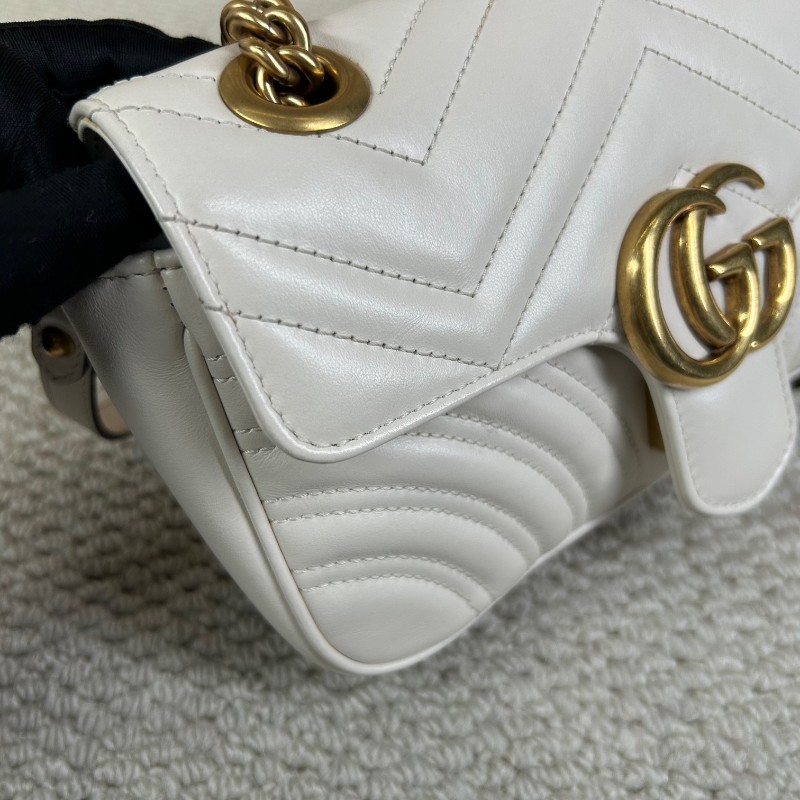 Gucci古馳馬蒙22 Marmont白色鏈條包 經典波浪紋拼圓弧紋設計 金色雙G logo 牛皮材質，鏈條肩帶 單肩斜挎都可以-26
