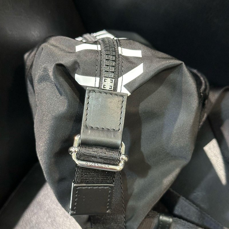 💎Han's house精品服飾💎GIVENCHY 尼龍 側背包 腰包原價39500-5