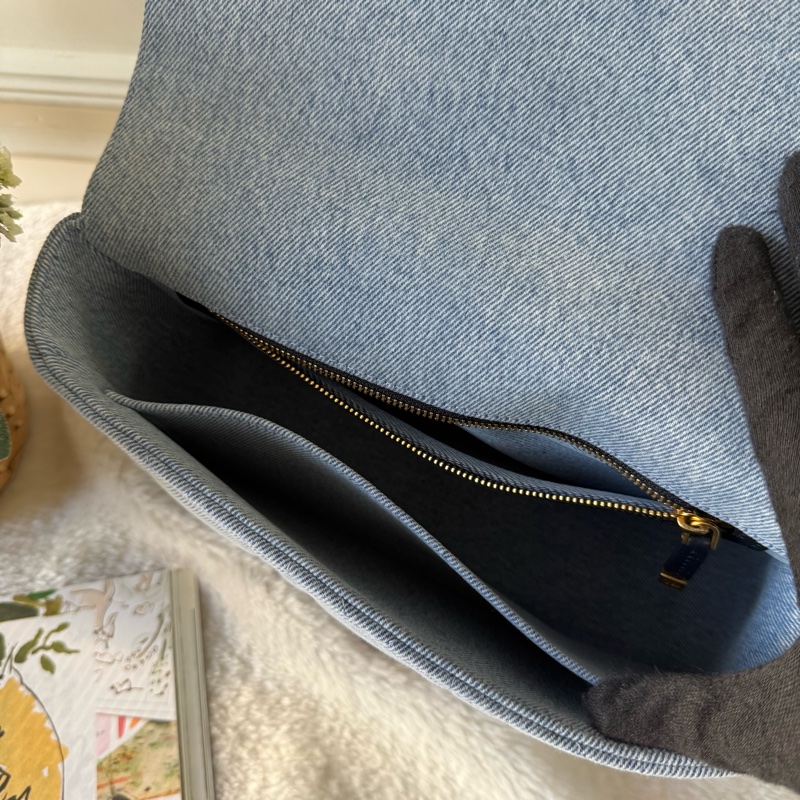 Caro 琺瑯釦牛仔中型翻蓋二用包(牛仔藍)-3