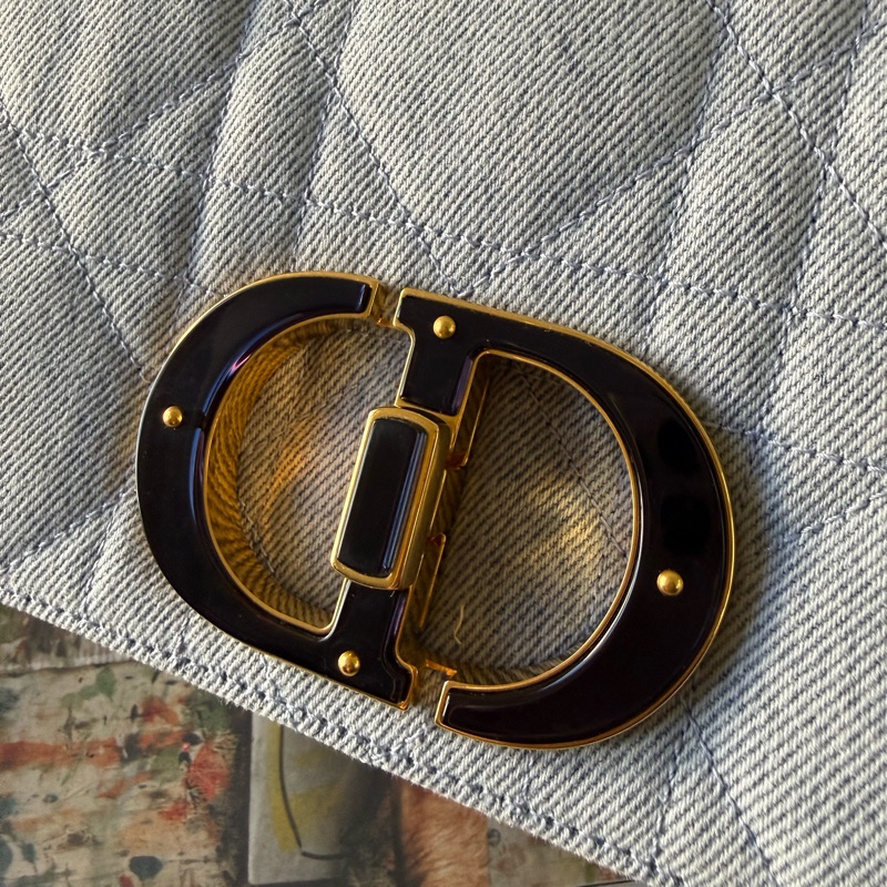 Caro 琺瑯釦牛仔中型翻蓋二用包(牛仔藍)-4