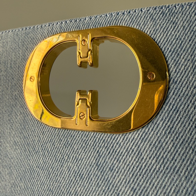 Caro 琺瑯釦牛仔中型翻蓋二用包(牛仔藍)-7