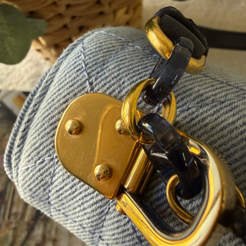 Caro 琺瑯釦牛仔中型翻蓋二用包(牛仔藍)-8