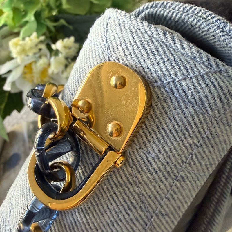 Caro 琺瑯釦牛仔中型翻蓋二用包(牛仔藍)-9