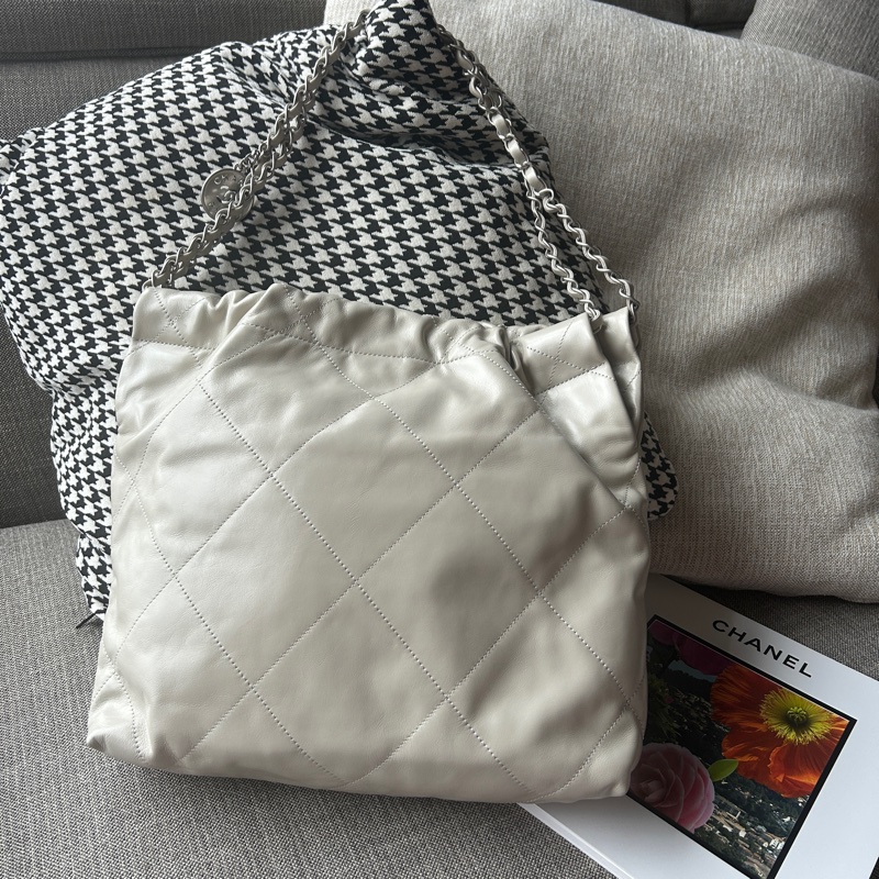 CHANEL 22 小號淡灰銀-1